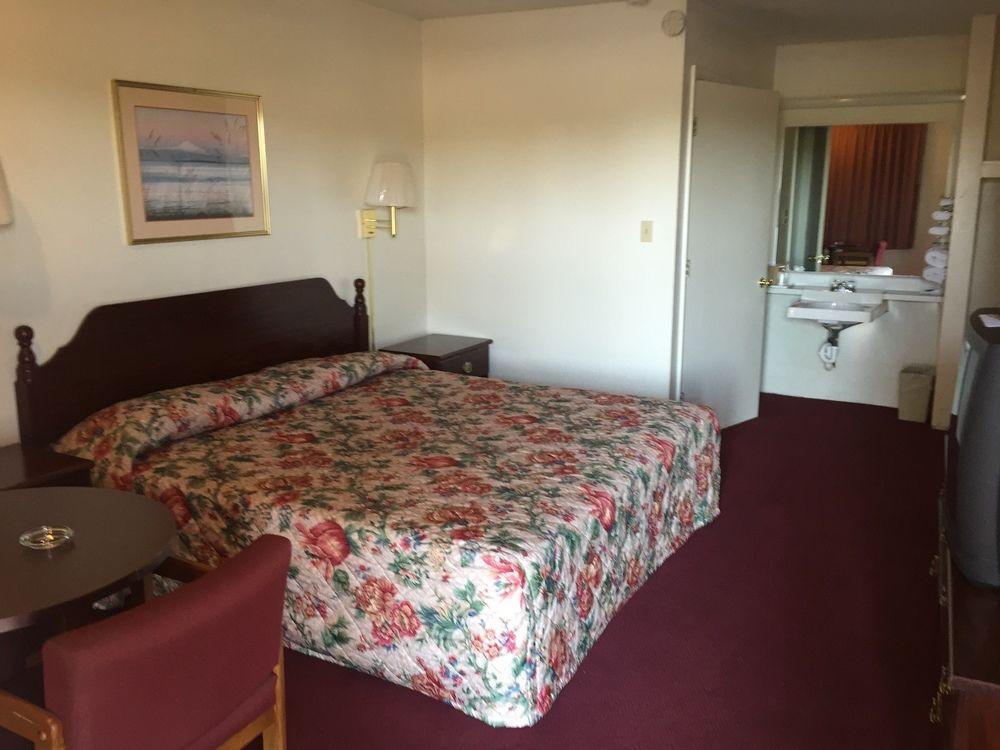 Economy Inn St. James エクステリア 写真