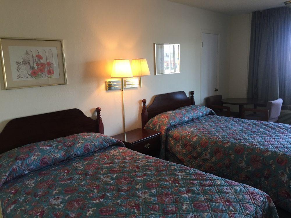 Economy Inn St. James エクステリア 写真