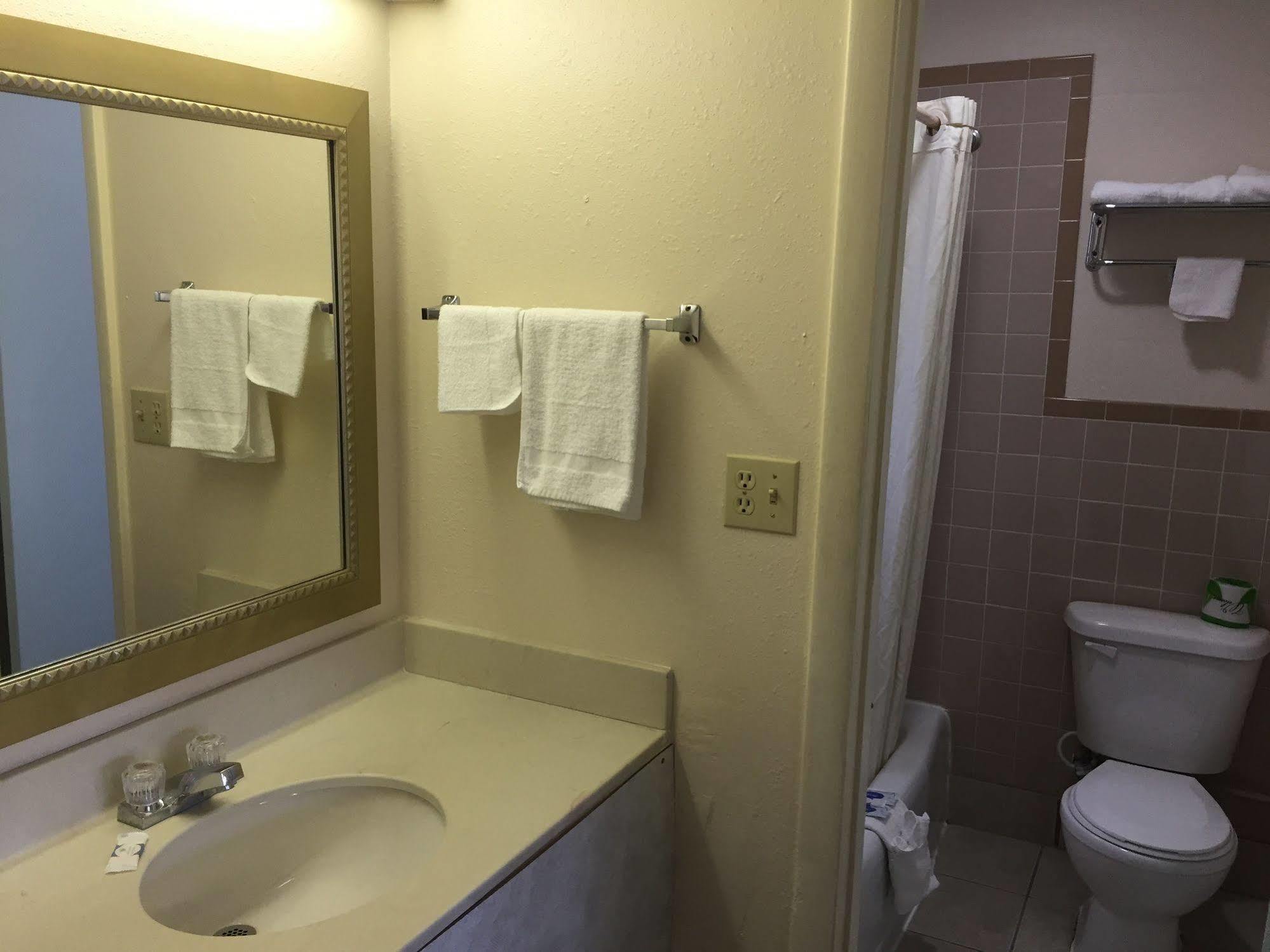 Economy Inn St. James エクステリア 写真