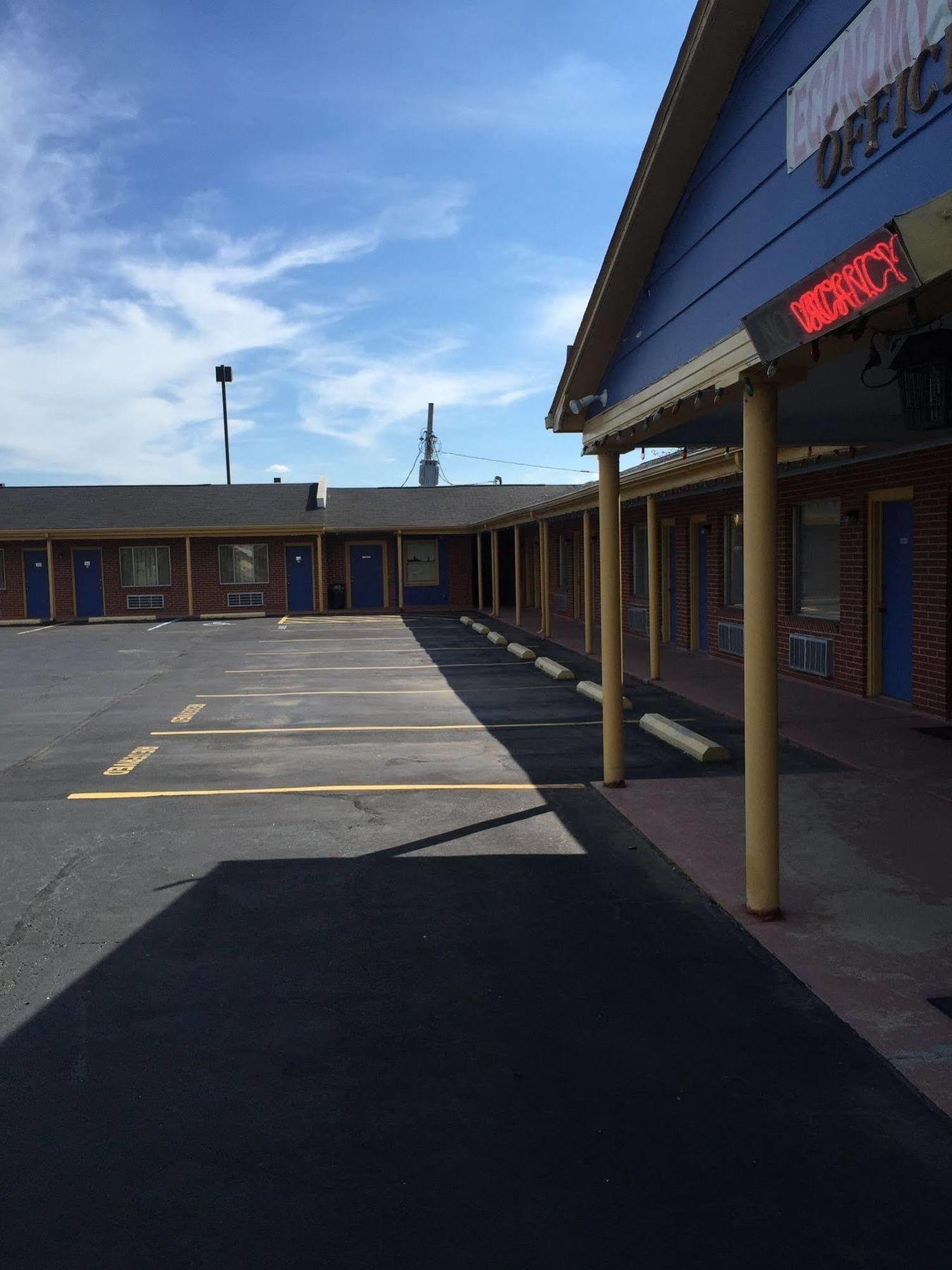 Economy Inn St. James エクステリア 写真